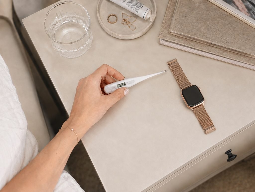 Termômetro basal e wearables usados para acompanhar temperatura no Natural Cycles.